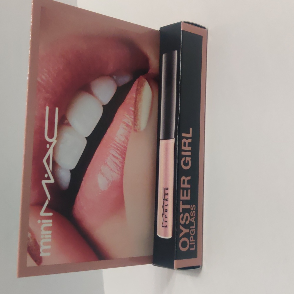 MAC Cosmetics Oyster Girl